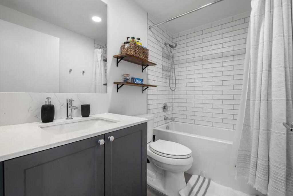 Chic 1Br Kensington Unit W/Parking Apartment YYC Exterior photo